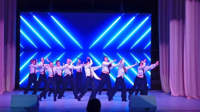 Танцевальный коллектив "Азарт" - Sweet dreams.mp4 смотреть онлайн