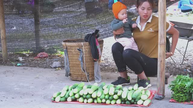 Дуонг. Мама поневоле. Собираю огурцы для продажи и купаю дочку. Стирка и домашние дела. 12 серия