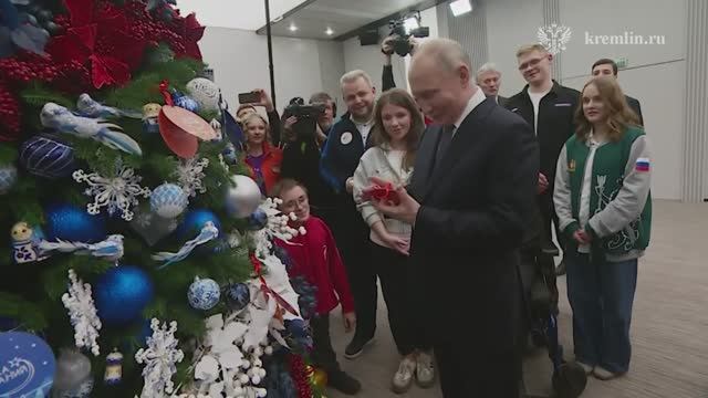 Вместе с волонтёрами Президент принял участие во всероссийской новогодней акции «Ёлка желаний», 3.12