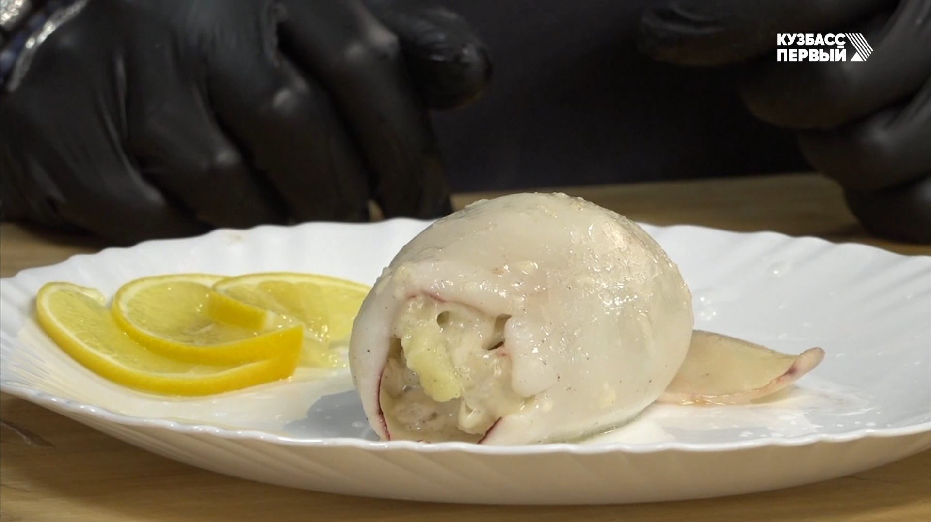 Готовим с Дикраном. Кальмар фаршированный сыром и курицей и имбирный чай с лимоном