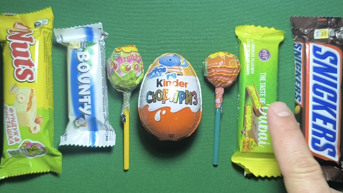 ASMR Самые популярные конфеты  Множество разноцветных леденцов  Разворачивание и поедание шоколада