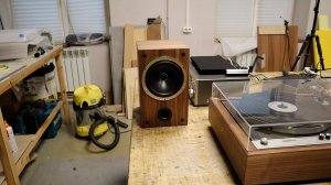В мастерской №61. KEF Q10, столбики ELTAX и проигрыватель Б1-01.