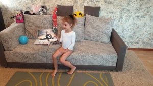 Гимнастика. Вероника пытается повторить сложные элементы в гимнастике