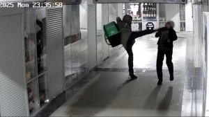 Курьер ударил пенсионерку ногой по лицу в переходе в Новосибирске