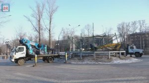 В высь на 25 метров: в столице Хакасии начала "расти" главная новогодняя ель