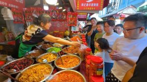 разнообразие китайской уличной еды. маринованные закуски, копченое мясо и многое другое