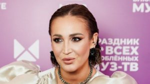 Ольга Бузова вышла в свет, прикрывая округлившийся живот руками