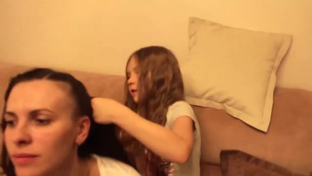 Ангелина заплетает маме косы