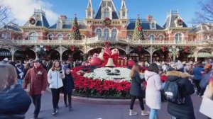 Рождественские украшения Диснейленда 2025 — ПОЛНЫЙ праздничный тур по Главной улице!