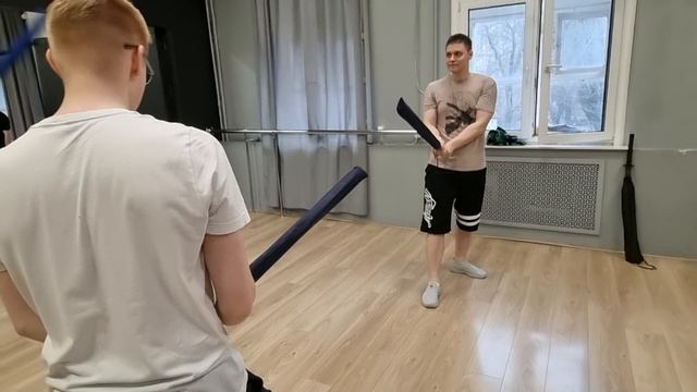 Удар японским мечом катаной моротэ рензоку ни дан вадза котэ ко-гири в школе кендзюцу Katana Club