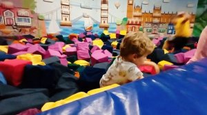 МИРОН ПОКОРЯЕТ ДЕТСКИЙ ЦЕНТР! 🎪🤸 Восторг, игры и друзья!