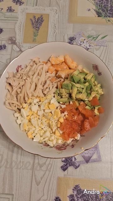 Салат с морепродуктами и авокадо