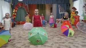 Красивый танец девочек в детском саду