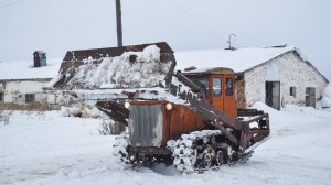 Трактор ДТ-54А. Запуск и выезд. / Start old Soviet DT-54A tractor.