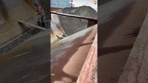 Строительство, разгрузка баржи