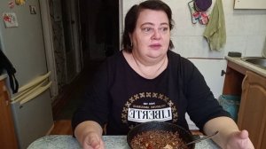 Открылась дверь 🚪 и мы полезли под стол 🫣