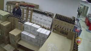 Спер ящик коньяка и не хотел возвращать полиции.получил уголовку