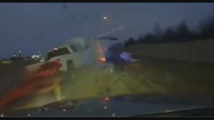 Аврия с полицейскими.Автомобиль на полном ходу влетел в полицейскую машину и снес ту, что остановил