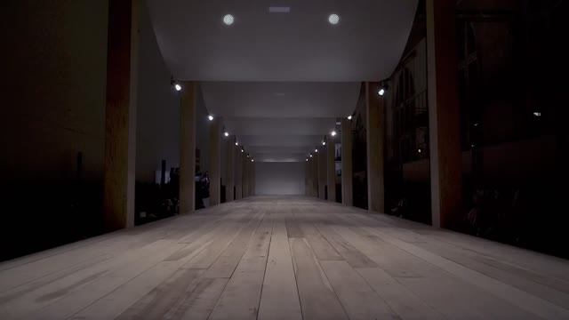 Показ женской коллекции Alexander McQueen весна-лето 2020