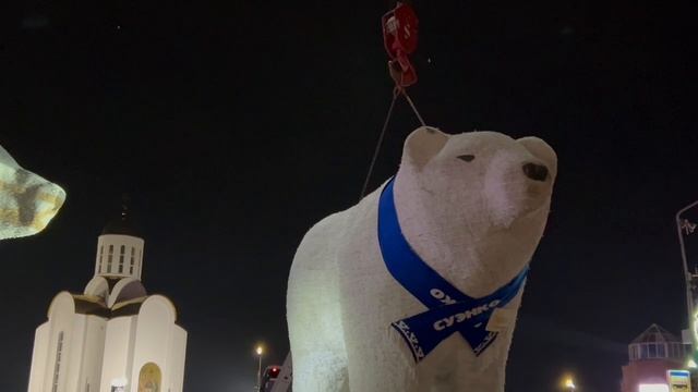 Машинист автомобильного крана компании СУЭС Николай Игнатьев занимается разгрузкой и погрузкой белых