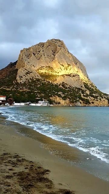 Солнце на закате осветило море. Декабрь. Новый свет. Крым.