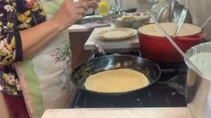 Нажарила блинов, и фаршировала с мясом.Вкусняшка.