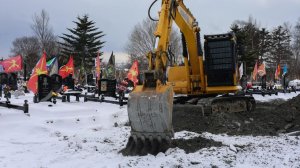 В Корсакове благоустраивают Аллею почетных захоронений на городском кладбище