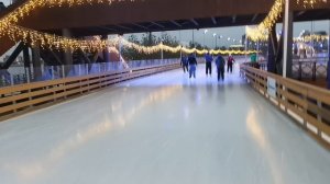 Громадный каток "У флагштока" на берегу Финского залива в Санкт-Петербурге.