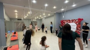 Танец с мамами «Мы по кругу идем»