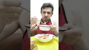 Обжор мукбанг / тушёная свинина Жупиков с рожками и кетчупом / салат из огурцов и помидоров