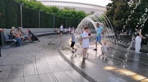 Фонтаны в парке Галицкого. Я в Краснодаре с внуками и невесткой. .