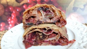 Штрудель сливовый с изюмом, грецкими орехами. Готовить просто, вкус потрясающий.