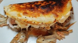 Тортилья с фаршем, сыром, грибами и овощами на сковороде. Быстрый и вкусный обед