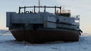 БАРЖУ РАЗДАВИТ ЛЕД????