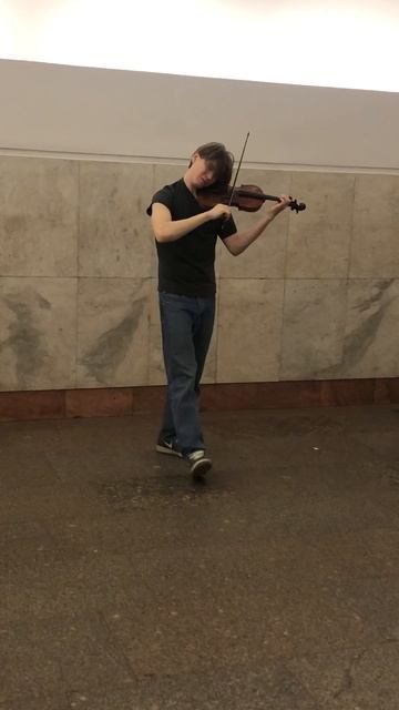 Молодой скрипач отжигает в московском метро