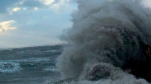 Гигантские штормовые волны, сбивающий с ног ветер и нулевая видимость. Циклон обрушился на Камчатку