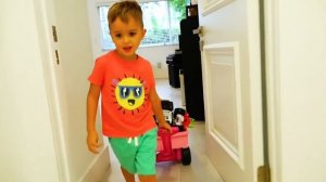 Как экскаватор помогает убирать комнату мальчикам!