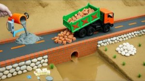 мини-грузовик своими руками строит подпорную стену с помощью научного проекта системы водоснабжения