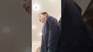 кот балуется