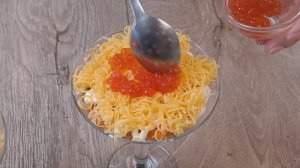 Я нашла чем украшать стол на праздники. Любимый салат с красной икрой