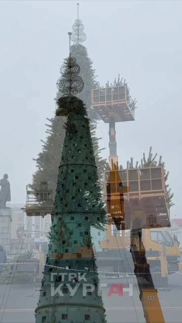 Каркас новогодней ёлки уже установили на центральной площади Кургана