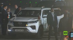 بوتين ومودي يستقلان سيارة واحدة أثناء مغادرة قاعدة "بالام" الجوية الهندية في نيودلهي