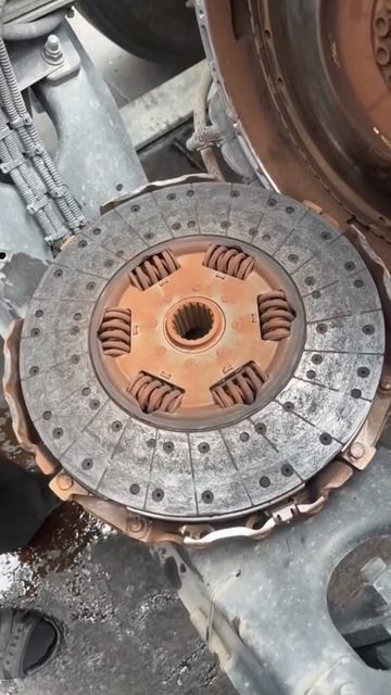 Замена сцепления на грузовике.