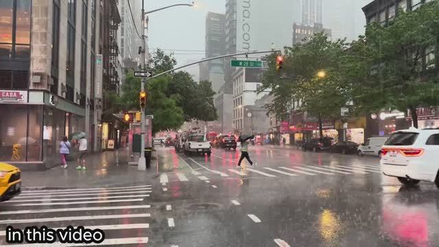 Прогулка по Нью-Йорку в грозу - Звуки сильного дождя и грома с молниями для сна