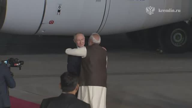 Владимир Путин прибытие в Нью-Дели у трапа встретил Премьер-министр Индии Нарендра Моди, 4 декабря