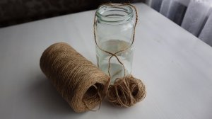 Взяла стеклянную банку и джут. Показываю, какая красивая ваза у меня получилась