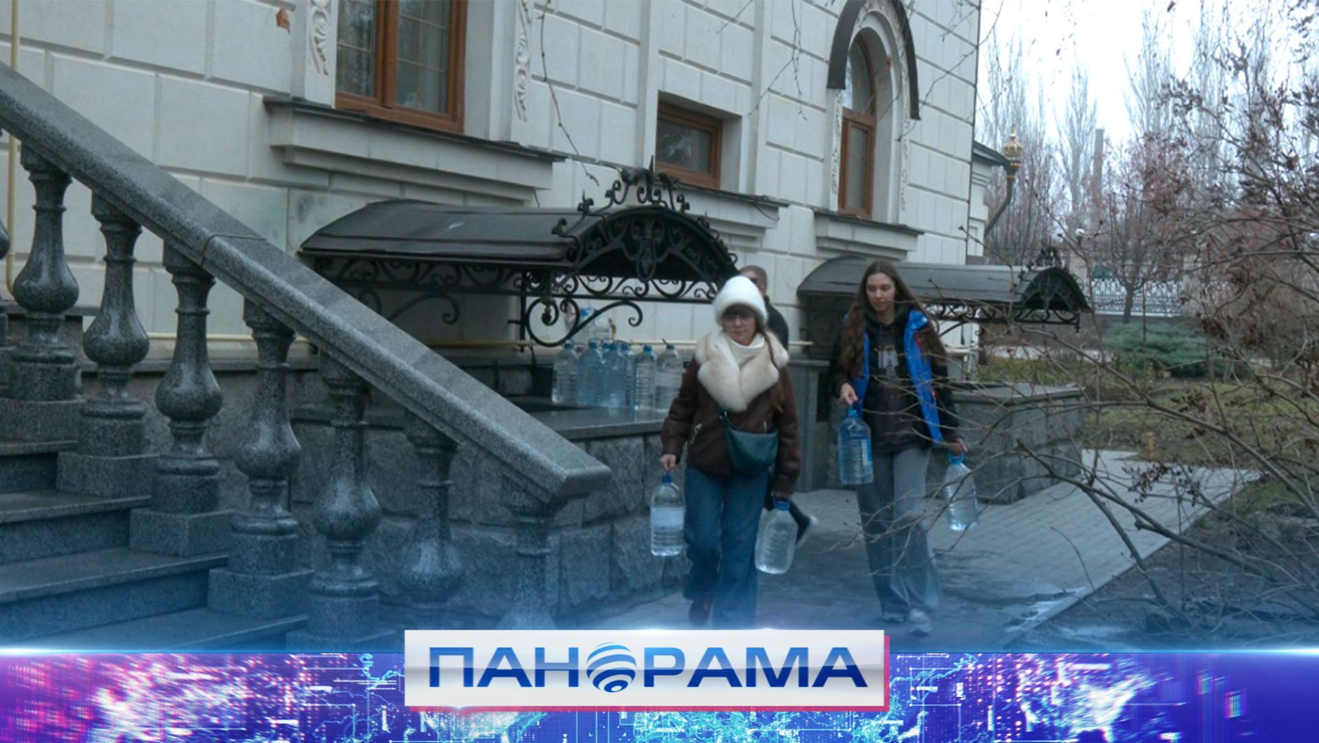 ⚡️ Молодежь из горловского «Движения первых» доставляет питьевую воду старикам и инвалидам