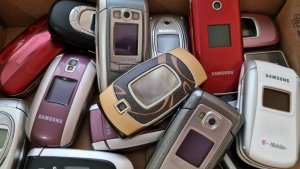 Открываю коробку с ретро телефонами Samsung