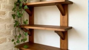 Навешиваем раздельные угловые полочки на стену.