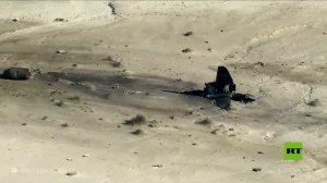 مشاهد من مكان تحطم مقاتلة إف-16 في صحراء كاليفورنيا